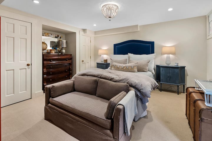 标准双人床卧室# 1