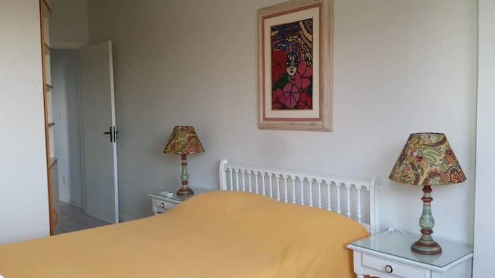 Quarto 04 (Suíte voltada para a rua): 02 mesas de cabeceira e 02 abajures.