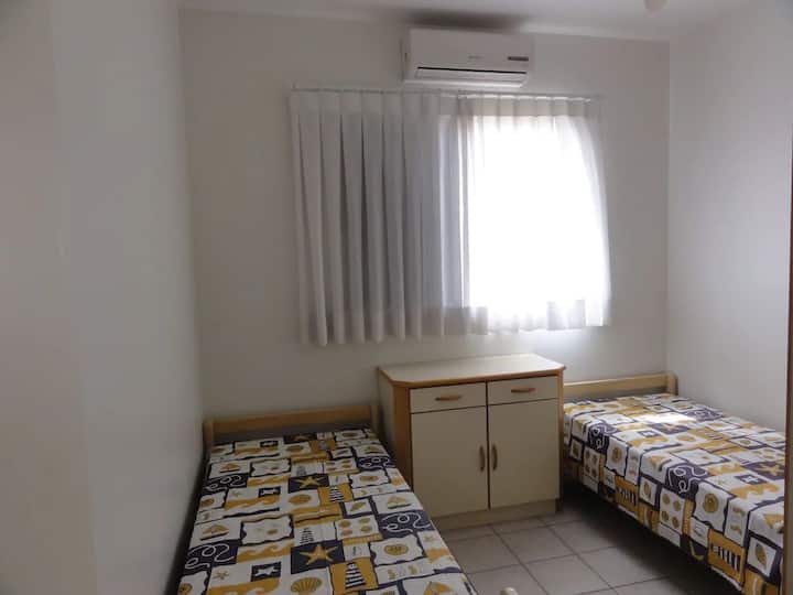 Quarto 02: ar condicionado Split, ventilador de teto, janela em pvc com vidro duplo, tela mosquiteira e cortinas