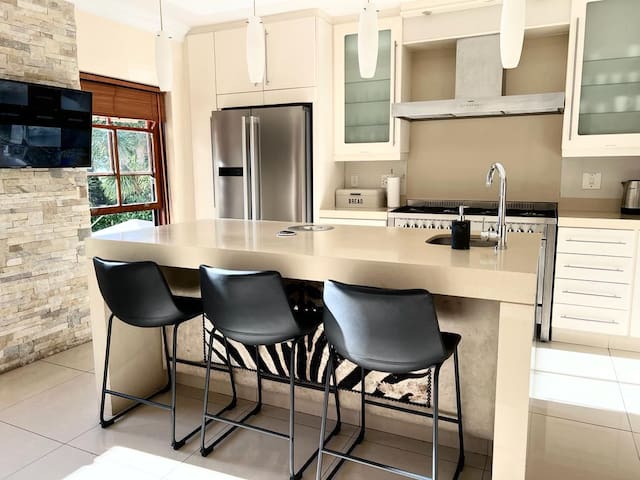 Luxury Serviced Villa in Constantia gallery image 5