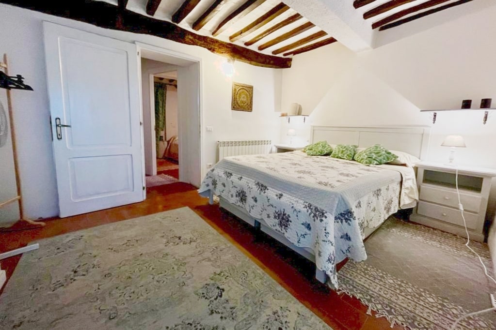 Საძინებელი, რომელიც სავსეა ტანსაცმლის რკინიგზით 
