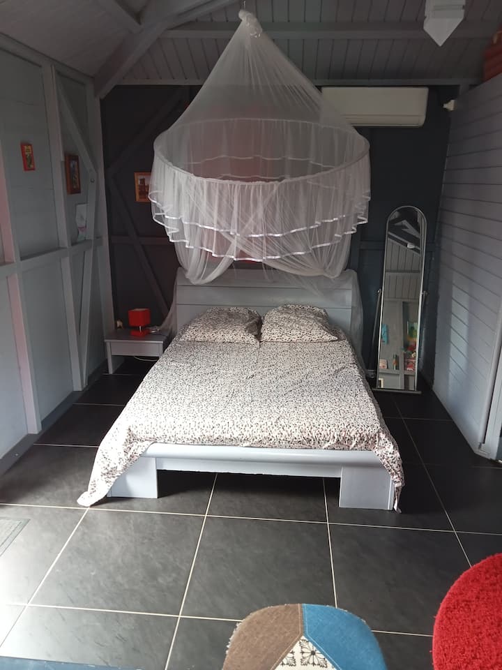 camera 2 nel bungalow rosa