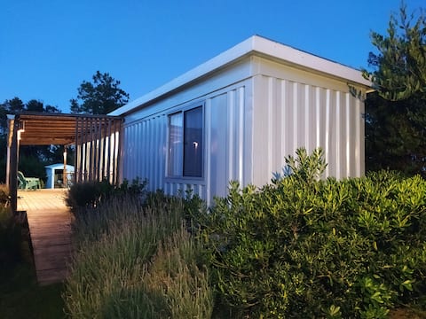 Propiedad de Airbnb exitosa: Modern loft-style container. en El Chorro