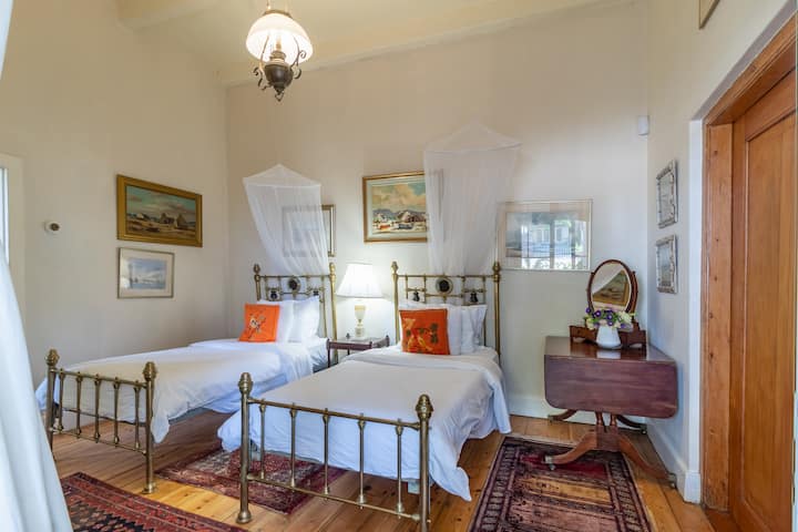 Стая с 2 единични легла