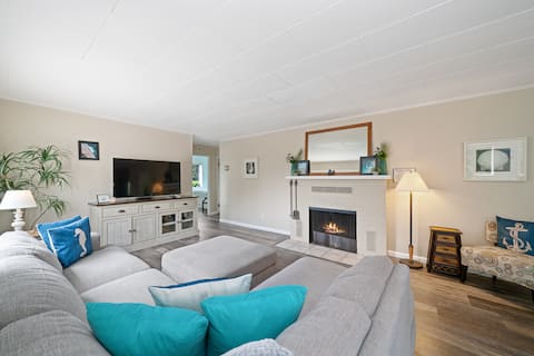 GG:}HotTub~BeachWalks~FirePit~CornHole~Bikes~DogOK