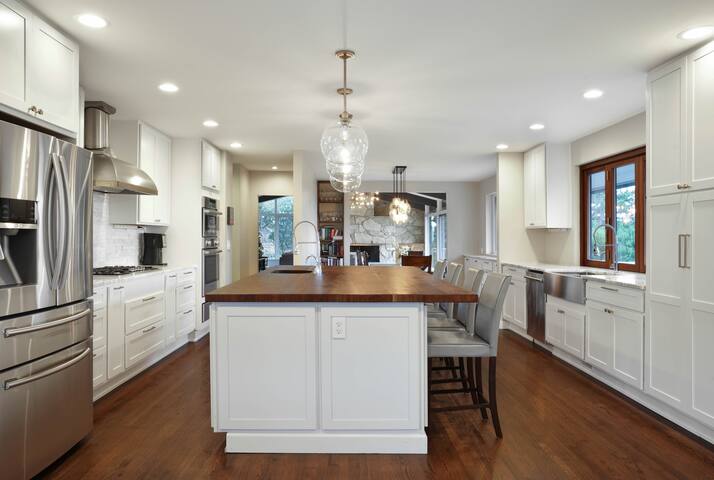 Seattle Executive Home for Large Gatherings