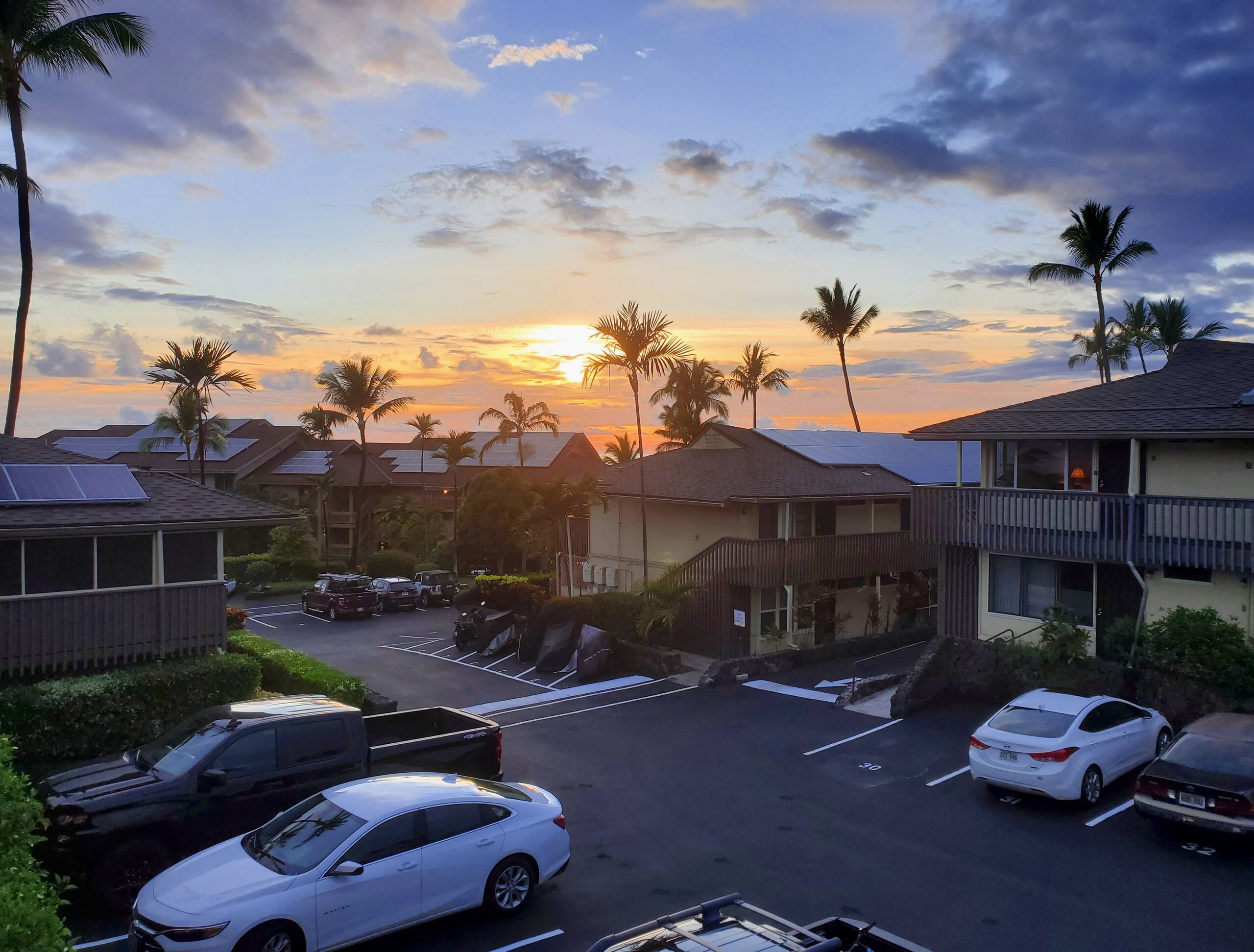 Condo in Kailua-Kona · ★4.61 · 2 bedrooms · 3 beds · 1 private bath - Image 2