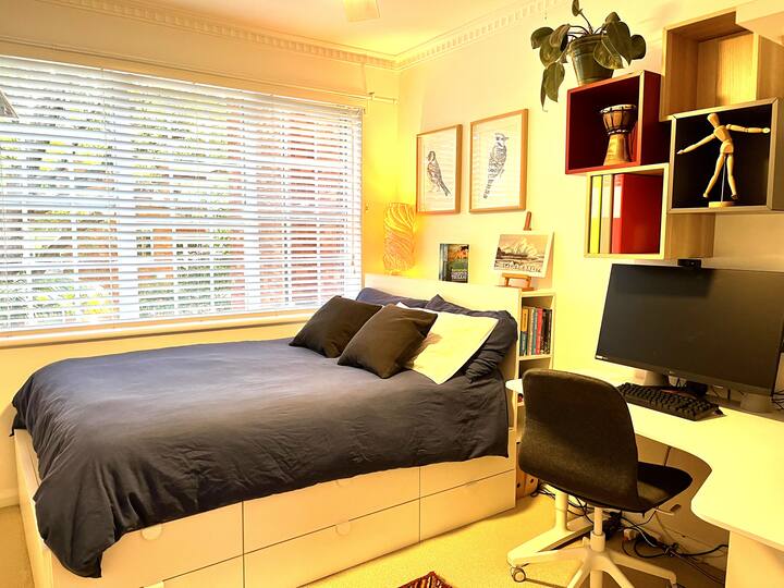 ห้องนอน 2 พร้อมเตียงคู่และโต๊ะทำงาน