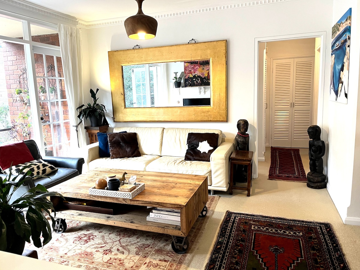 Popular Airbnb listing: Retro charm -close to everything in Sydney