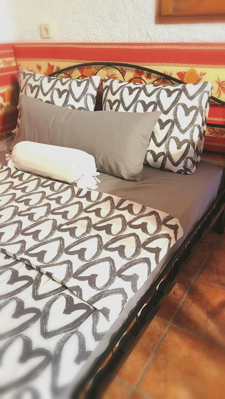 La cama doble mide 140 x 200 cm