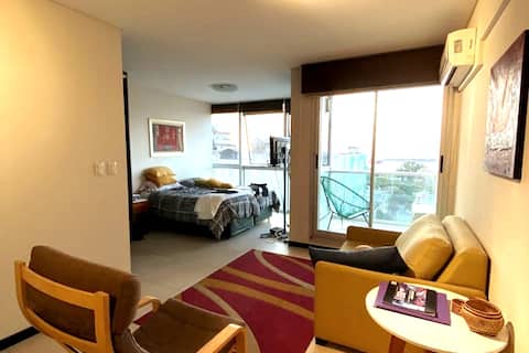 Airbnb con mejor rendimiento: Sunrises over the river and views of the Monument en Santa Fe