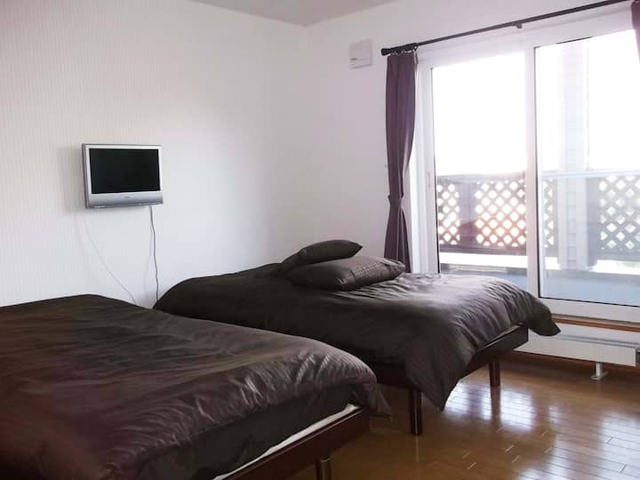 Стая в западен стил на 2 - ри етаж - има 2 единични легла