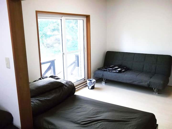 · На първия етаж има 2 разтегателни дивана в западен стил