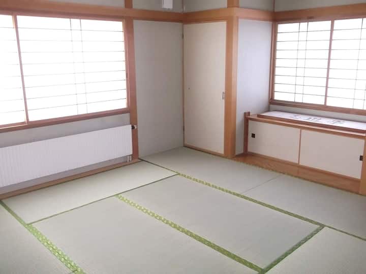 · Можете да го използвате, като издърпате 6 комплекта футони в японски стил на първия етаж