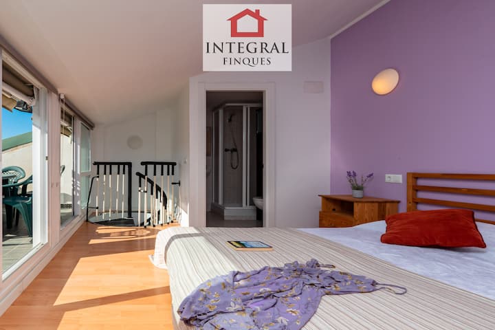 ห้องเตียงใหญ่พร้อมห้องน้ำในตัวและระเบียง