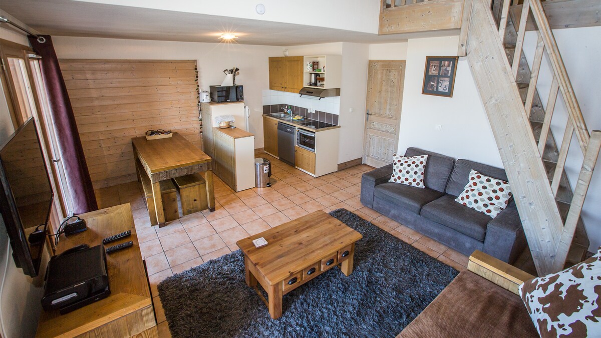 الصالة ومنطقة المطبخ.