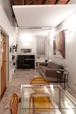 Stylish Trevi Fountain apartment with terrace gallery image 2