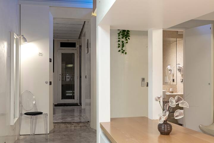 Stylish Trevi Fountain apartment with terrace gallery image 5