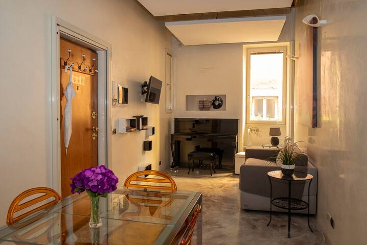 Stylish Trevi Fountain apartment with terrace gallery image 3