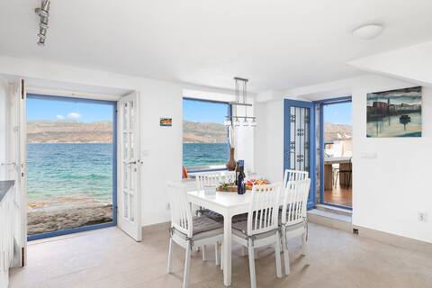 Illyria, just 3m from the sea!