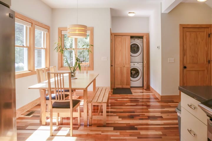 10 Minutes to Downtown Epic Views!