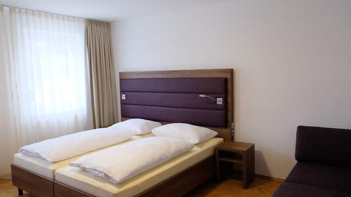 Apartment A2 "Breitenfelder": Großes Schlafzimmer mit zwei Einzelbette und Sofabett