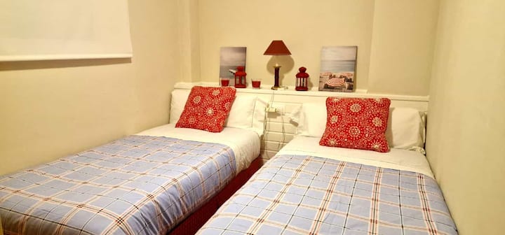 Спалня на приземния етаж, 2 легла по 90 см.