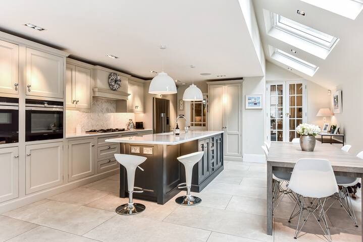 Warm, friendly and clean family home gallery image 3