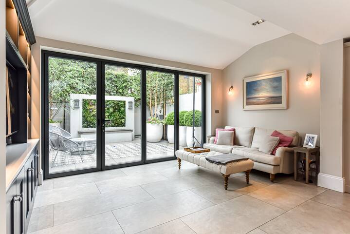 Warm, friendly and clean family home gallery image 5