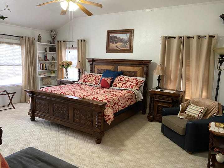 The Silver Dollar Room Bed and breakfasts for Rent in Glen Rose