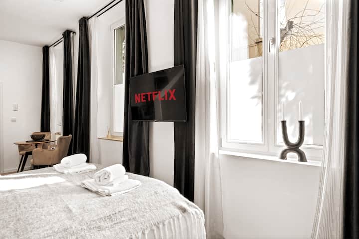 Záclony vám umožnia zatemniť miestnosť na nerušený spánok a matné sklenené okná vám počas dňa poskytnú ochranu súkromia, aby ste si mohli oddýchnuť a hladko sa pohybovať.