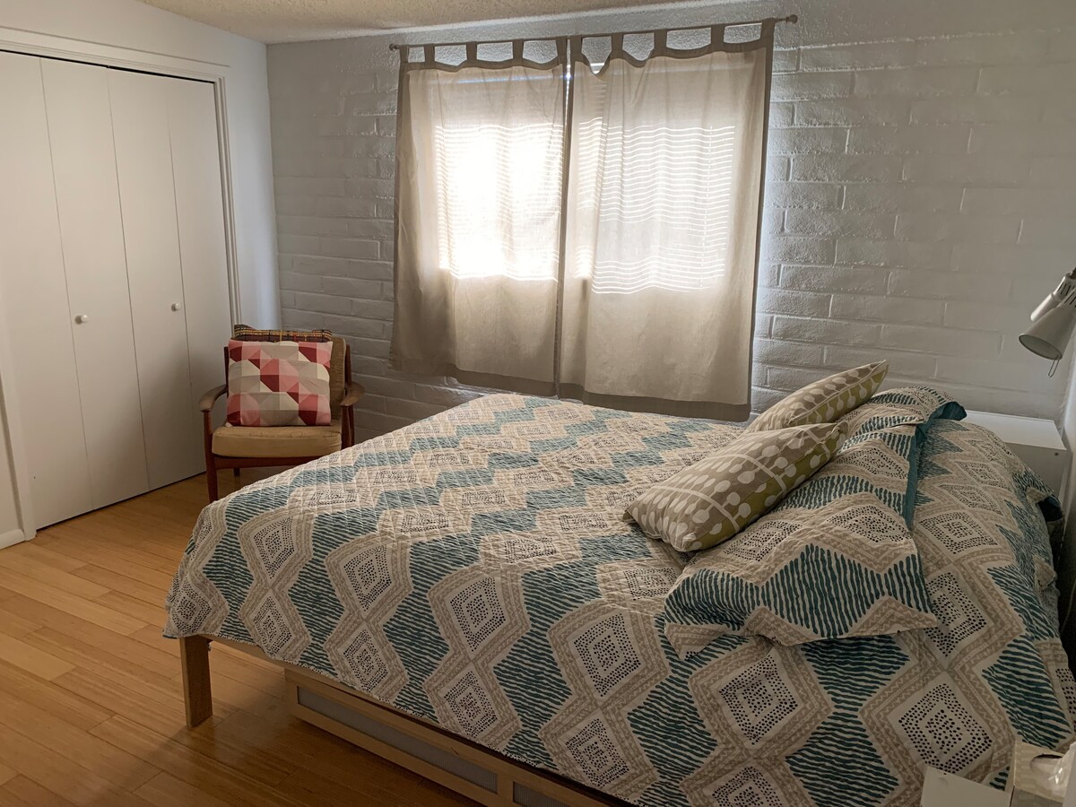 主卧配备标准双人床