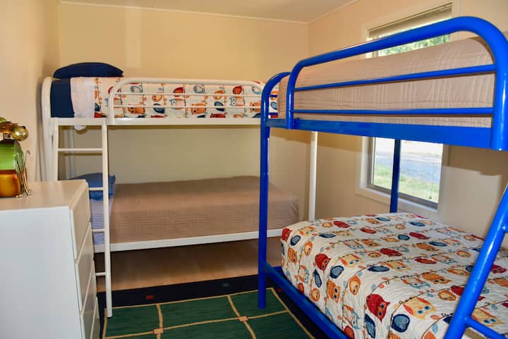El segundo dormitorio es perfecto para niños con dos literas para dormir hasta cuatro.