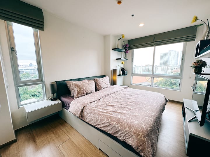 Large, light master bedroom. Very comfy superking sized bed! Smart TV in the bedroom too for those late night netflix sessions