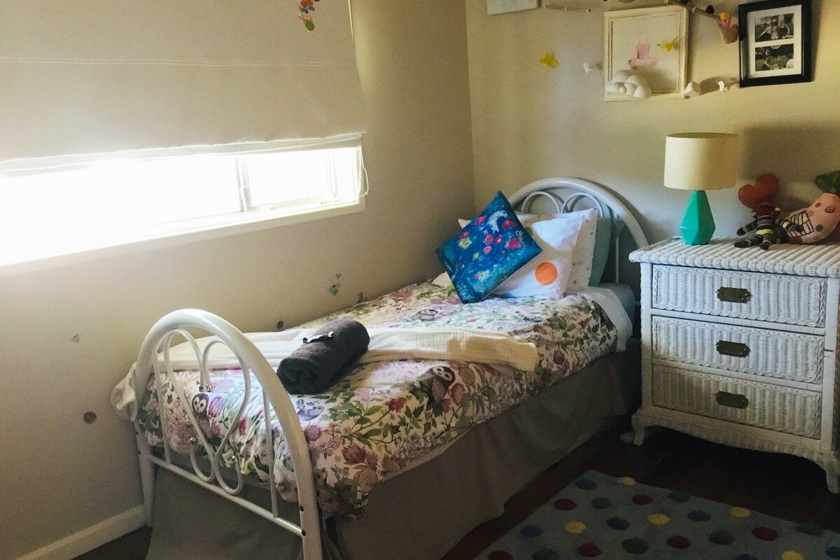 Cama individual en la habitación de los niños como está ahora. 
También puedo sacar un colchón individual y ponerlo junto a este (en el piso) para dos individuales. 