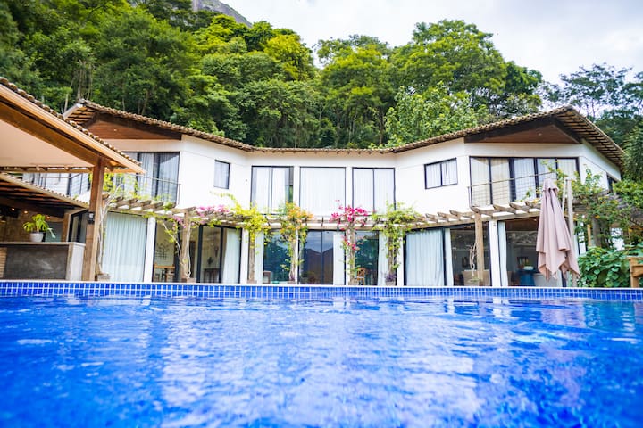 Home for company events, weddings, and families.