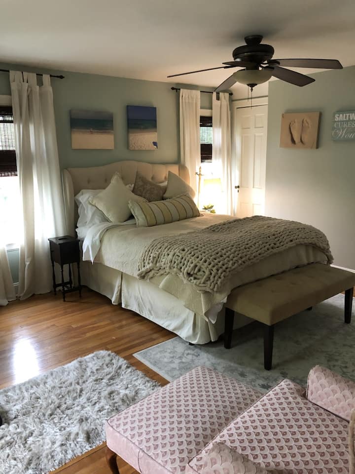 Chumba cha msingi cha kulala  (Malkia) 
(Bafu liko upande wa kulia wa kitanda)