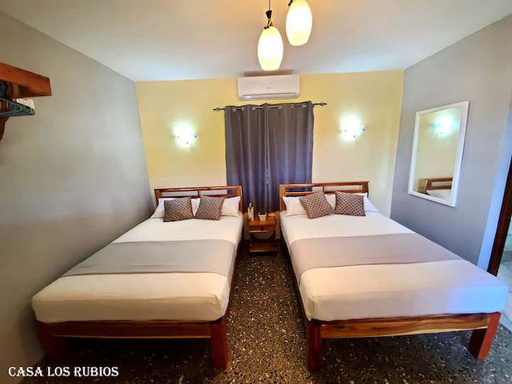 在私人阳台上欣赏莫戈特的美丽景色，感受乡村微风。 Casa Los Rubios为您提供位于二楼的双人舒适客房，配备了舒适休息所需的一切设施。