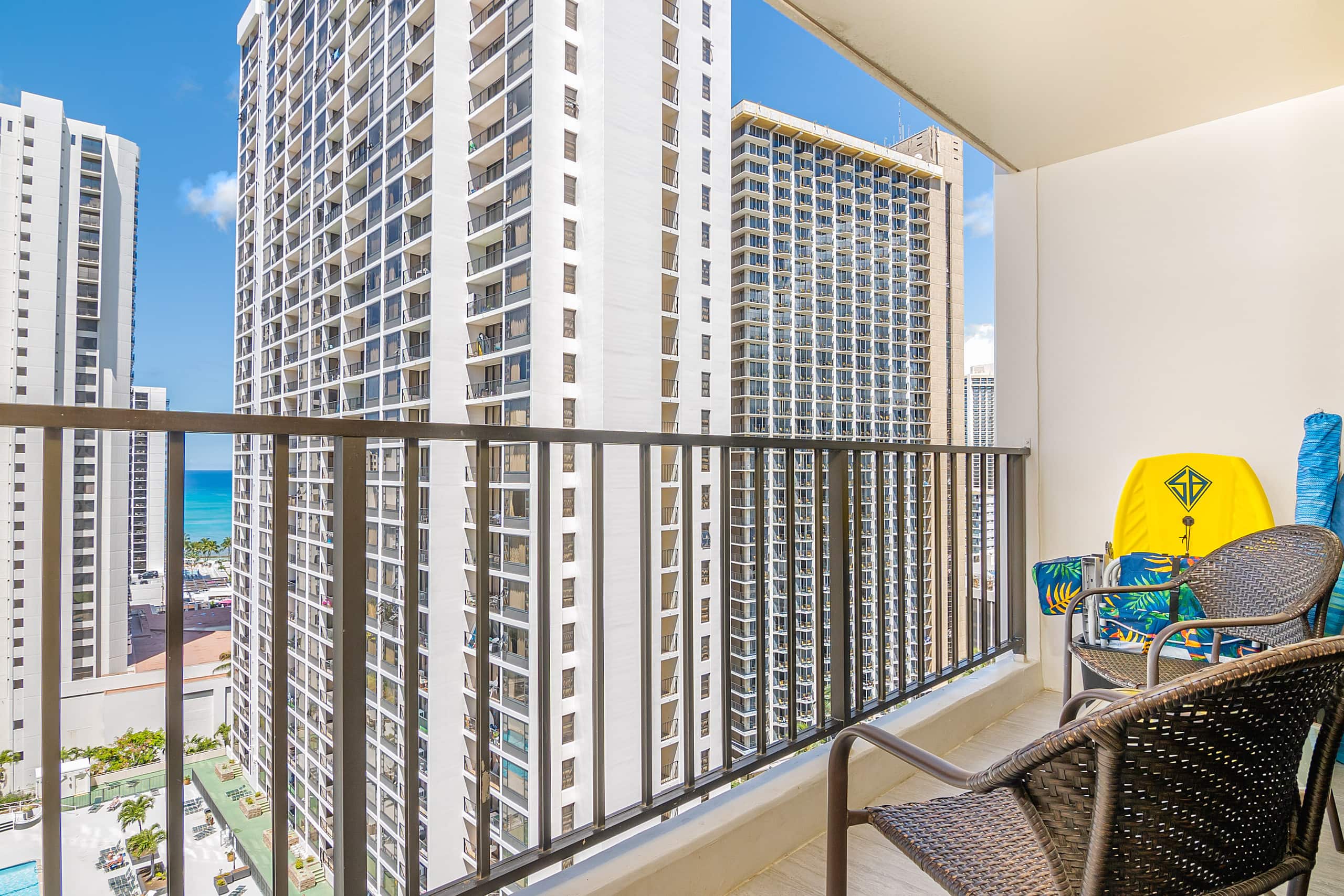 Family Vacation 1bd w/ Pool & Free Parking - Image 8