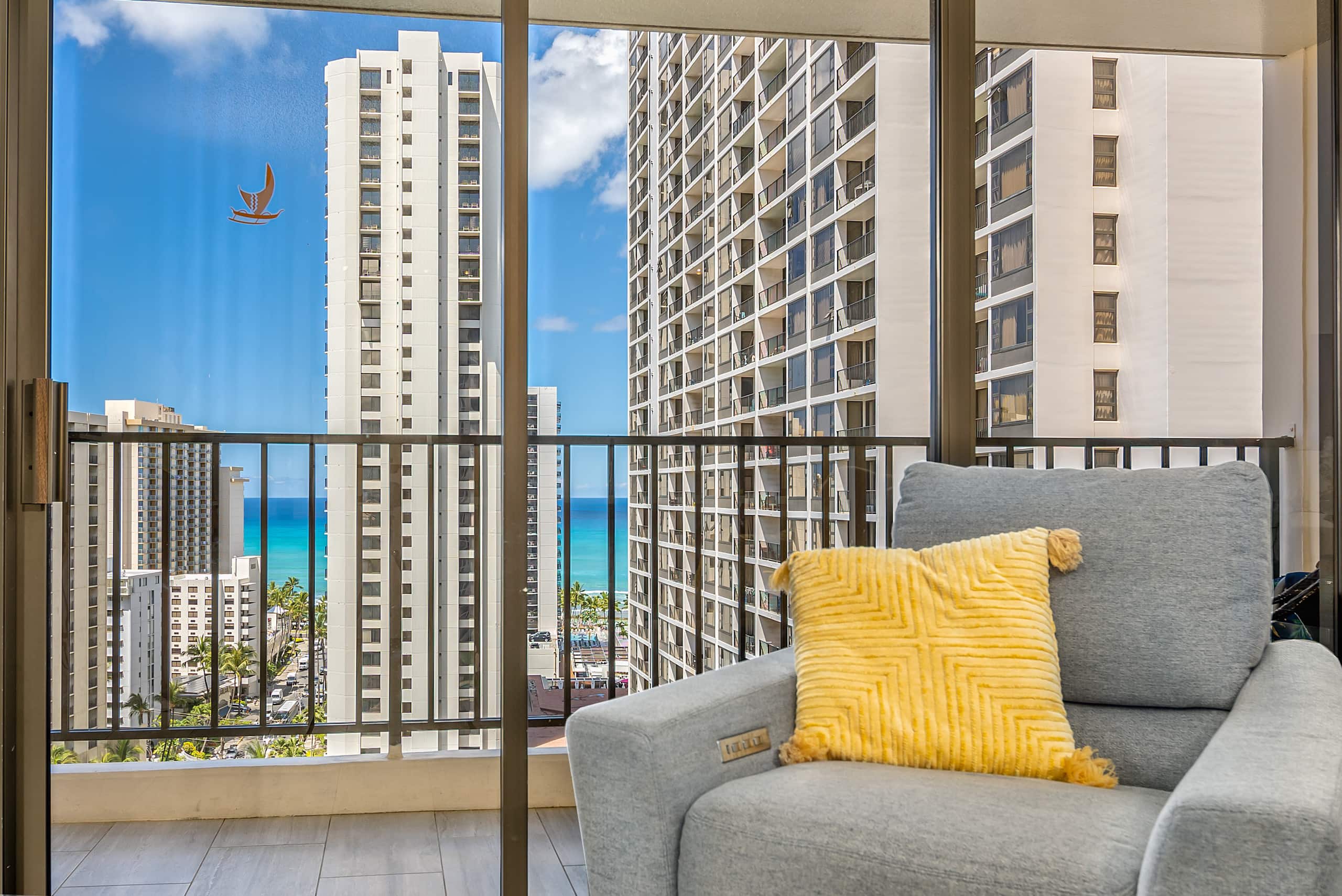 Family Vacation 1bd w/ Pool & Free Parking - Image 20