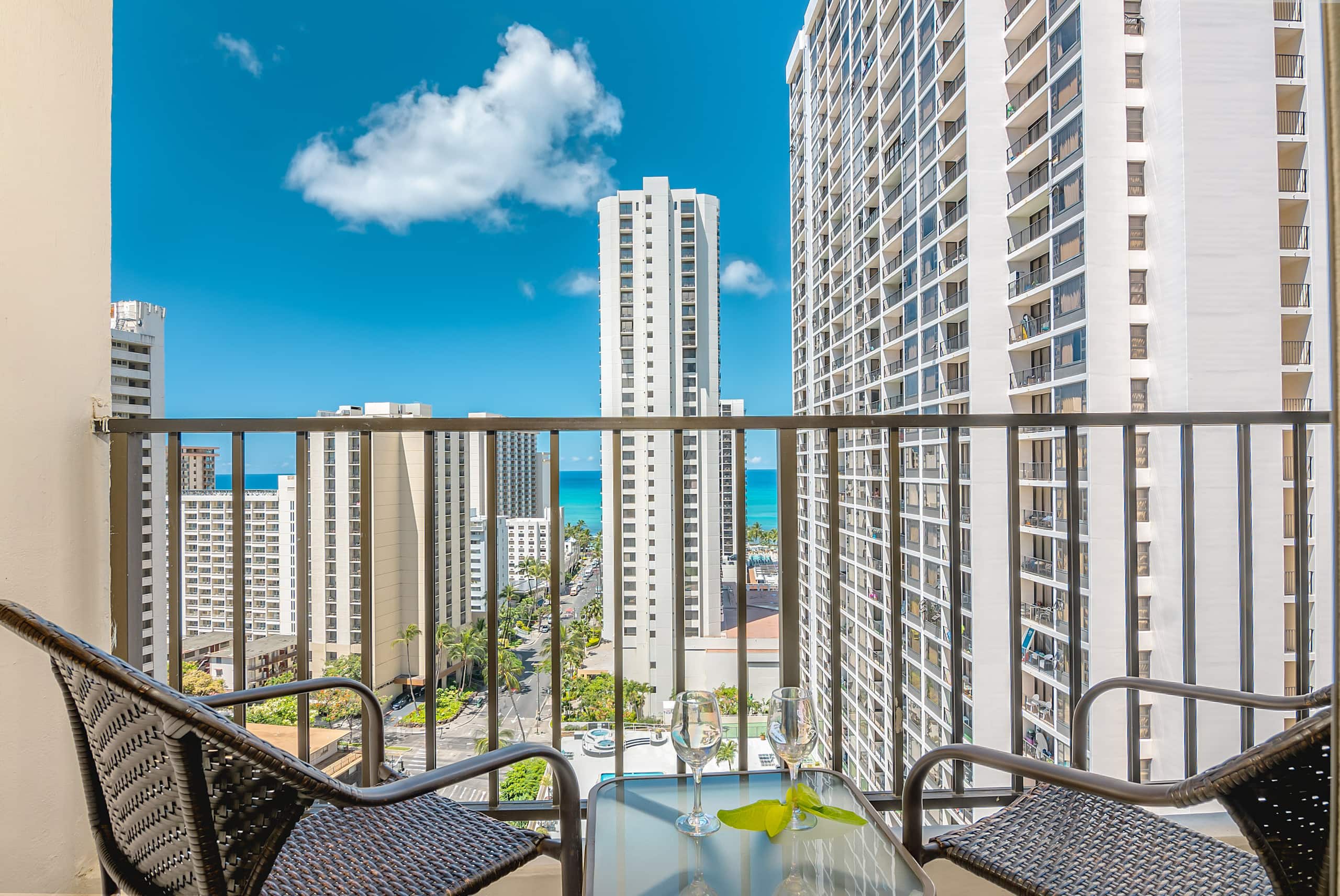 Family Vacation 1bd w/ Pool & Free Parking - Image 3