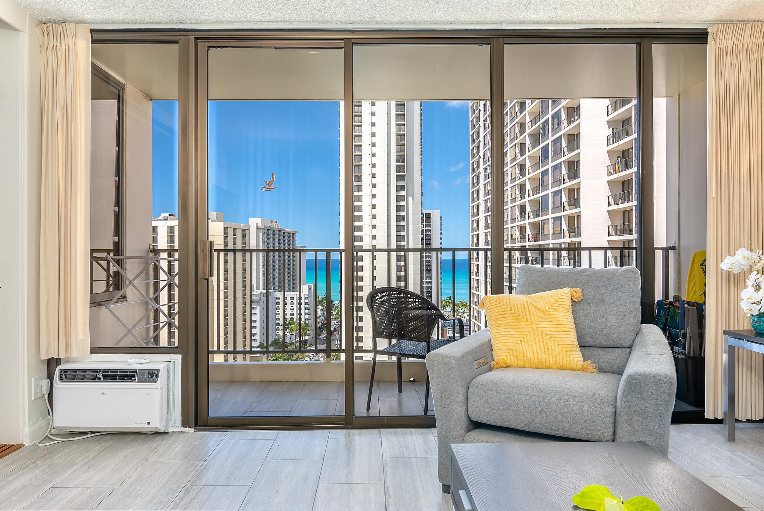 Family Vacation 1bd w/ Pool & Free Parking - Image 13