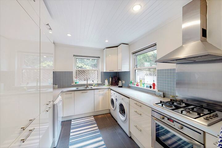 “Blue heaven”-chic House in quiet central location gallery image 3