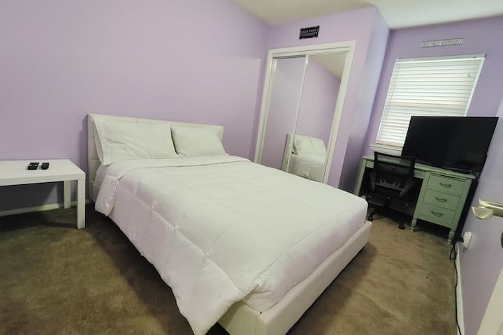 Camera da letto 1 ( The HPU Room ) al 2 ° piano di una casa. Letto queen-size con scrivania/sedia e TV ROKU da 42". Netflix, Amazon Prime Video, alcune altre app gratuite e qualsiasi canale locale con antenna. Fig#1