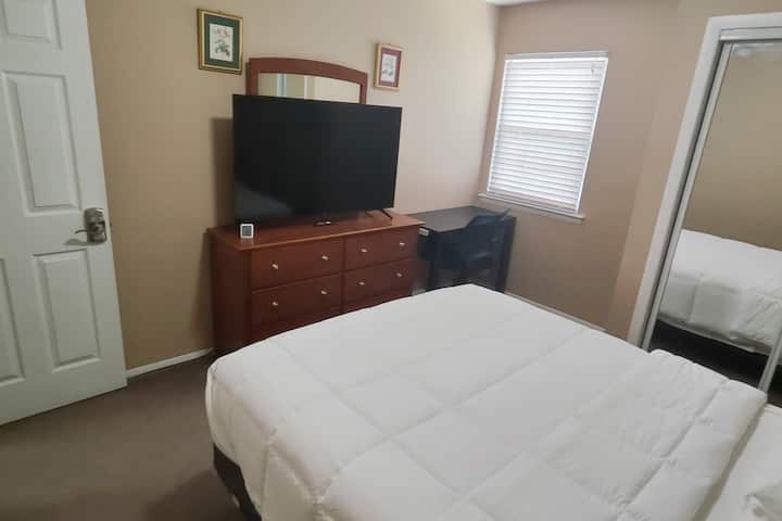 Camera da letto 2 con letto matrimoniale ibrido, scrivania/sedia e TV intelligente da 55"al 2 ° livello. Fig#2