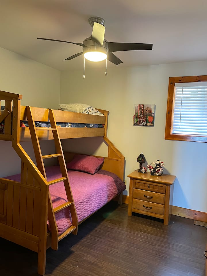 Esta habitación ofrece 2 cómodas literas con 1 cama doble y 1 cama individual ideal para niños.