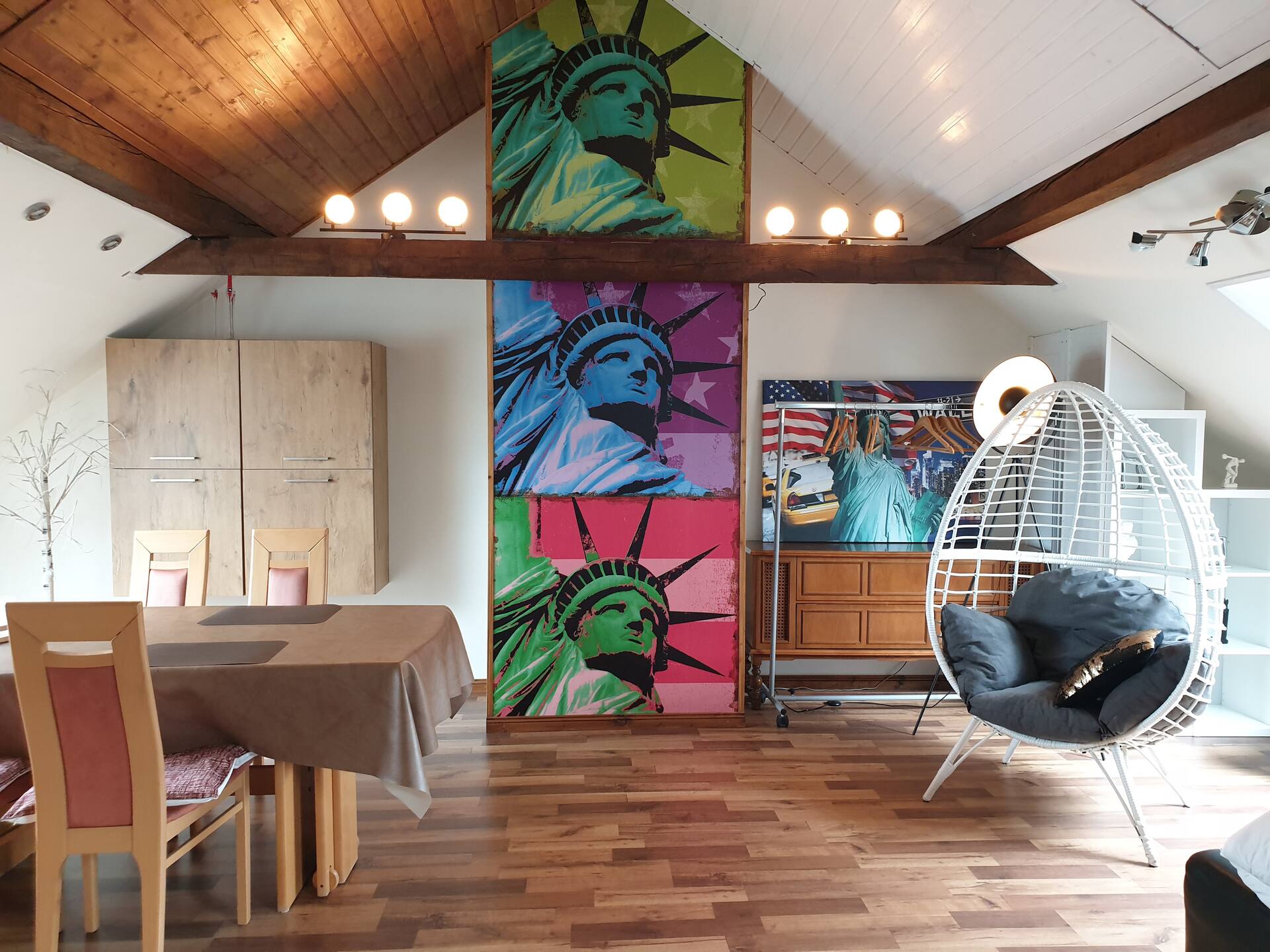 Beautiful! Cozy! Central! - under the roof