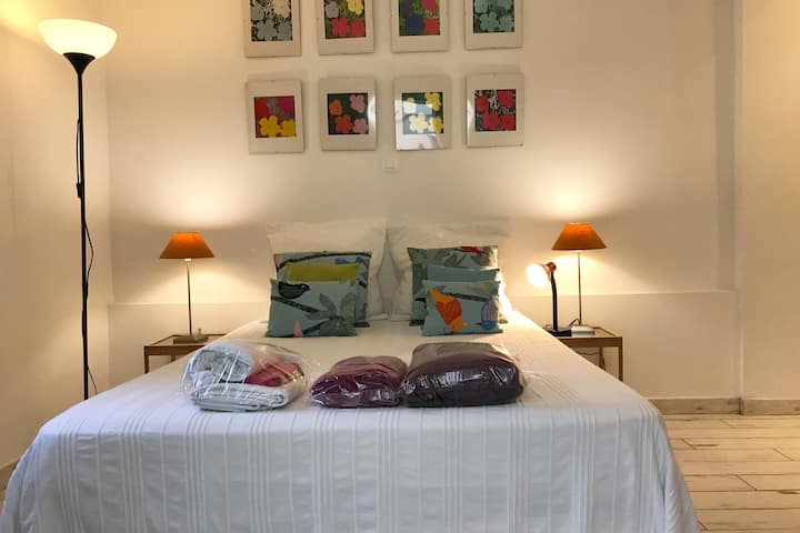 Pour faire de beaux rêves, il faut se sentir parfaitement à sa place au sein du coin nuit.
Ici, déco chaleureuse. Draps et serviettes de toilette sous emballage. Propreté assurée.