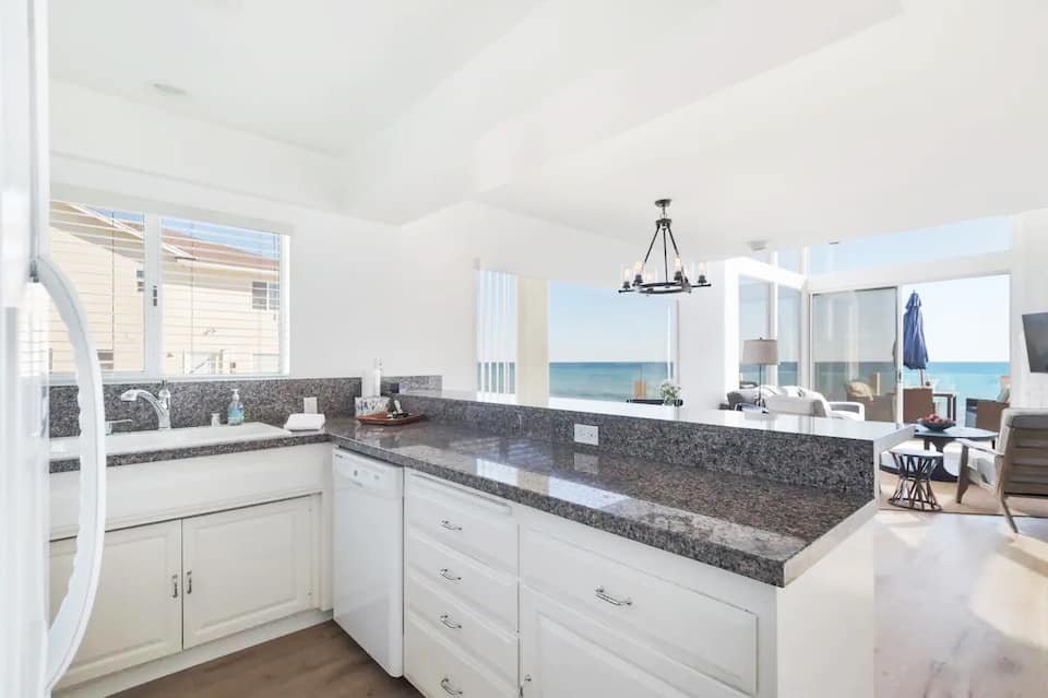 A Malibu Road townhouse on the sand, Malibu, California, United States, photo 10 of 10