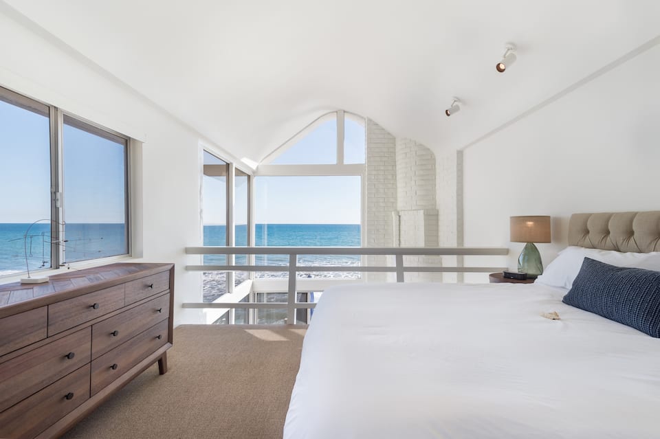 A Malibu Road townhouse on the sand, Malibu, California, United States, photo 9 of 10